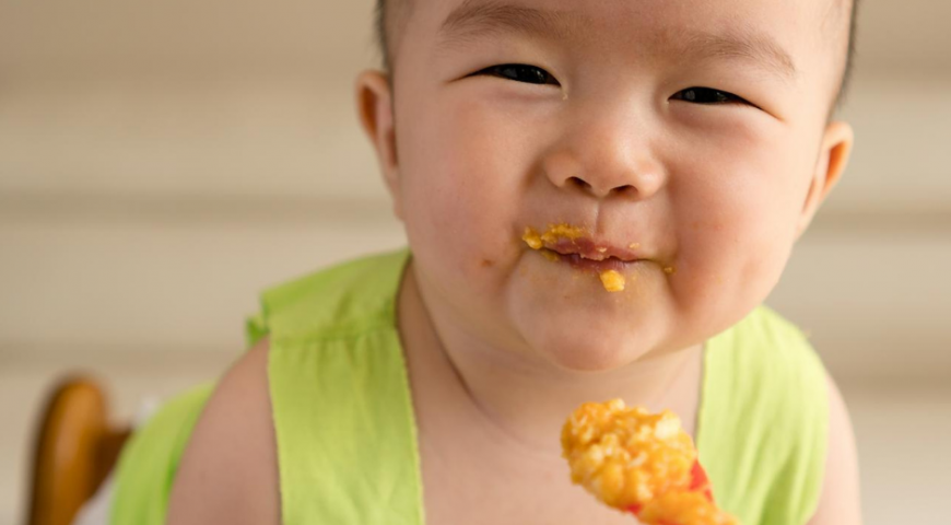 Langkah Latih Bayi Menyusu Badan Untuk Makan